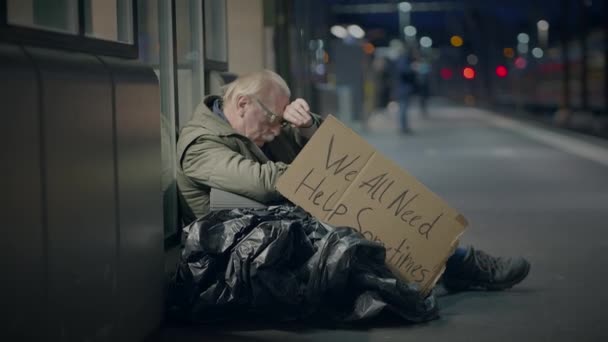 Beznadějně Zlomený Muž Osoba Přemýšlející Životě Žebrání Městské Ulici — Stock video
