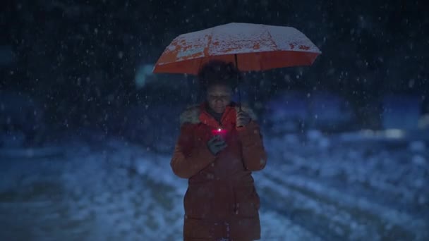 白雪天气下卷发手持灯笼的黑人女性 — 图库视频影像