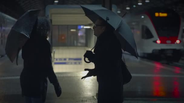 Pasangan Berdebat Bicara Marah Stasiun Kereta Malam — Stok Video