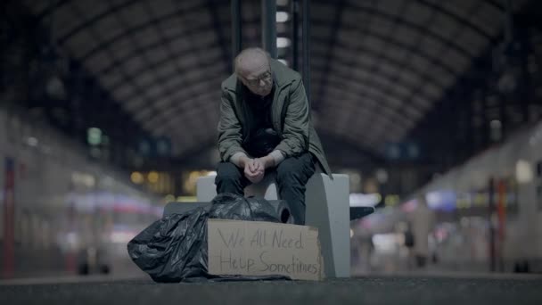 Smutný Starší Muž Trpící Chudobou Stáří Osamělý Vlakovém Nádraží — Stock video