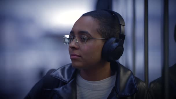 Продумана Жінка Думає Про Життя Носити Навушники Прослуховування Музики — стокове відео