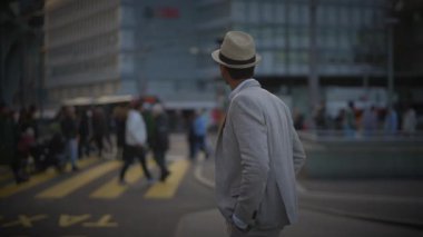 Şehirde Şapka Giyen ve Sıradan Giysiler Giyen Yakışıklı Genç Adam