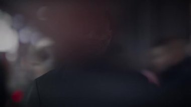 Başı ve yüzü dövmeli Maverick Asi Adam 'ı Kışkırtma Biçimi ile Gözetlemek