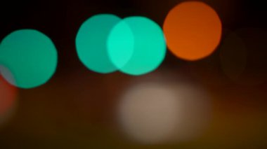 Gece vakti Aydınlanmış Şehir Caddesinde Bulanık Araba Trafik Işıkları 