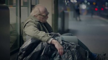 Umutsuz Kırık Erkek Düşünceli Düşünen Şehir Caddesinde Hayatı Dilenen