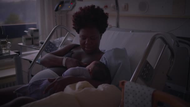 Mujer Negra Con Pelo Rizado Descanso Sala Parto Con Bebé — Vídeo de stock