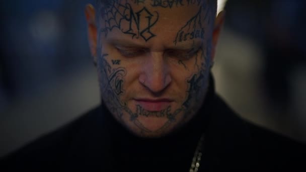 Skrämma Maverick Rebel Man Med Huvud Och Ansikte Tatueringar Provocerande — Stockvideo