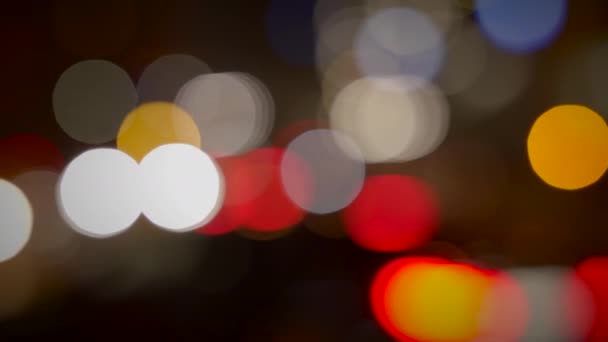 夜の照らされた街路のぼやけた車の交通ライト — ストック動画