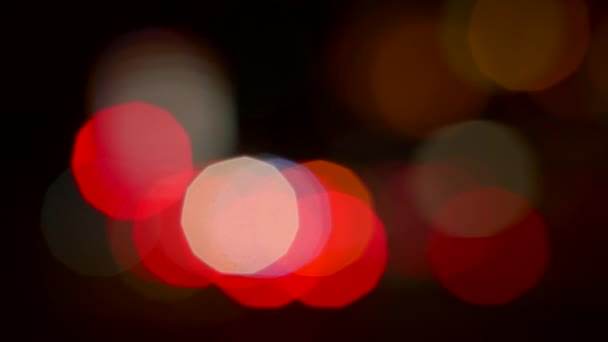 夜の照らされた街路のぼやけた車の交通ライト — ストック動画