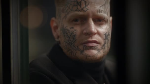 Perhatian Untuk Tattooed Male Person Berdiri Urban City Street — Stok Video
