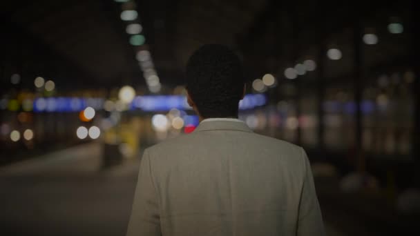 Ein Junger Mann Der Nachts Bahnhof Unterwegs Ist — Stockvideo