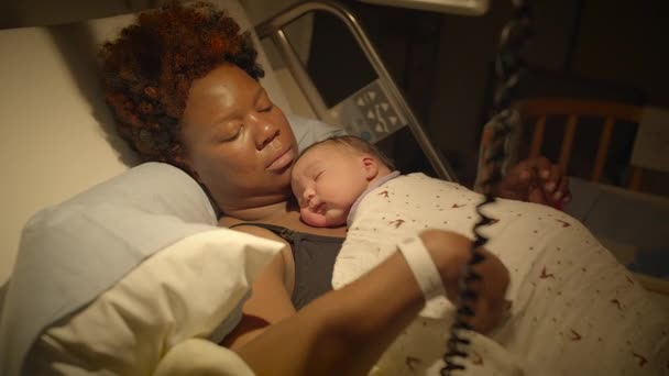Mujer Negra Con Pelo Rizado Descanso Sala Parto Con Bebé — Vídeos de Stock