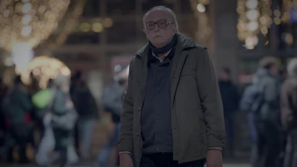 Samotnie Biedny Dojrzałe Starszy Mężczyzna Osoba Okulary Będąc Zubożały — Wideo stockowe