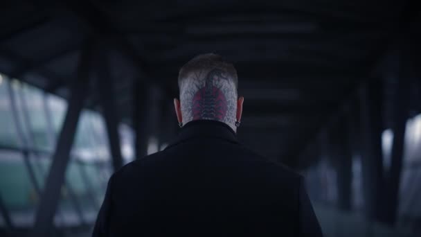 Intimidant Homme Rebelle Maverick Avec Tête Visage Tatouages Dans Style — Video