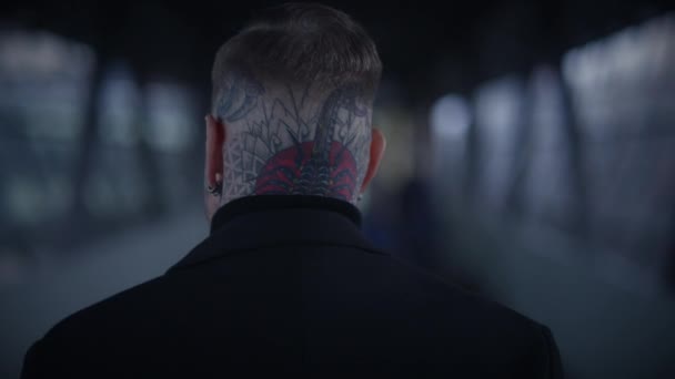 Atenção Procurando Tatuado Masculino Pessoa Urban City Street — Vídeo de Stock