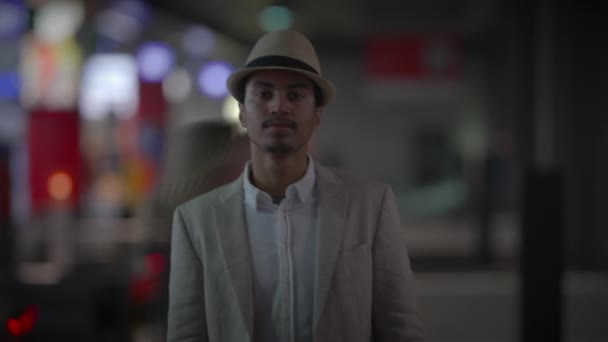 Jeune Homme Voyageant Intérieur Gare Bondée — Video