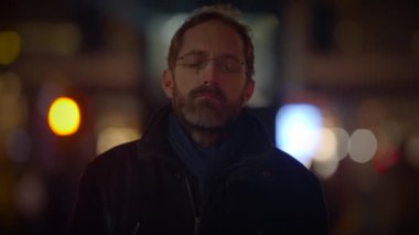 Erkek Gözlerin Kapalı Müzik Ses Işık Gösterisini Dinlerken
