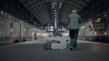 Yoksul, Olgun, Gözlüklü Yaşlıca Erkek Yoksullaşması