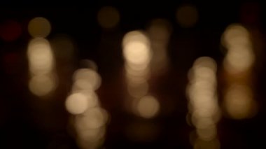 Gece vakti Aydınlanmış Şehir Caddesinde Bulanık Araba Trafik Işıkları 