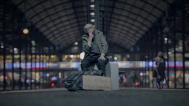 Yoksul, Olgun, Gözlüklü Yaşlıca Erkek Yoksullaşması