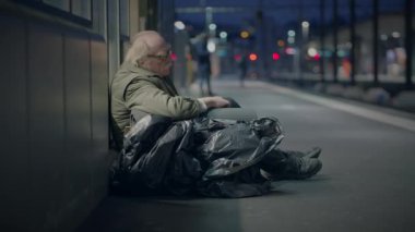 Umutsuz Kırık Erkek Düşünceli Düşünen Şehir Caddesinde Hayatı Dilenen