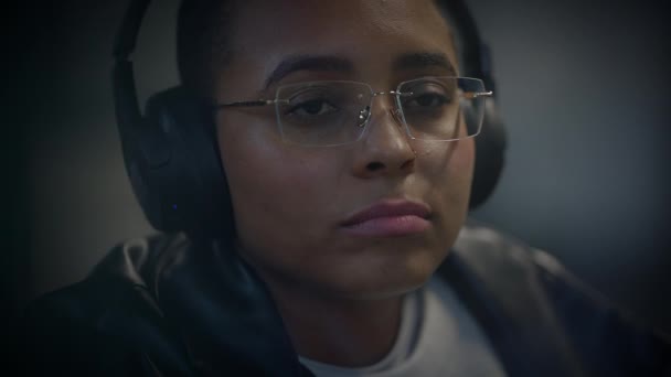 Mujer Reflexiva Pensando Vida Usando Auriculares Escuchando Música Desplazamientos — Vídeos de Stock