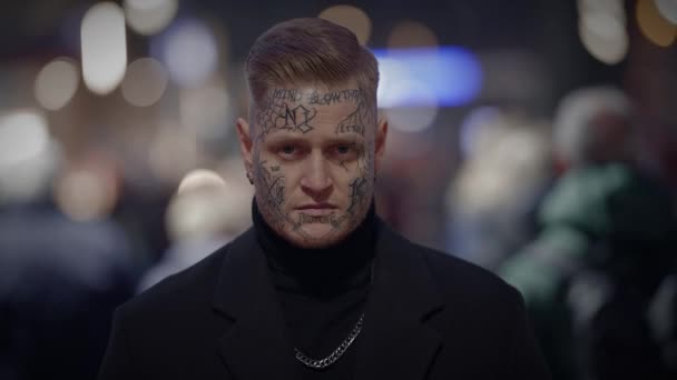 Intimidant Homme Rebelle Maverick Avec Tête Visage Tatouages Dans Style — Video