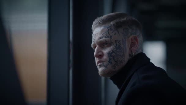 Заохочуючи Маверіка Повстанця Татуюваннями Голові Обличчі Стилі Провокування — стокове відео