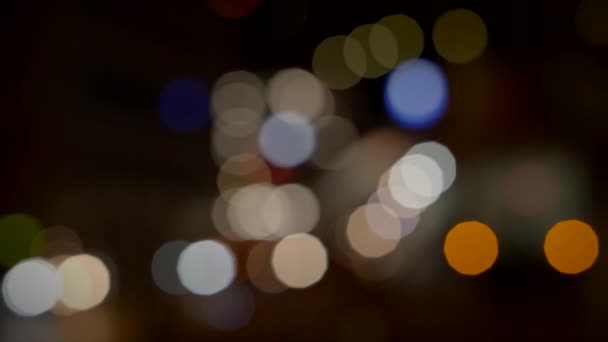 Verschwommene Autoampeln Auf Beleuchteter Stadtstraße Der Nacht — Stockvideo