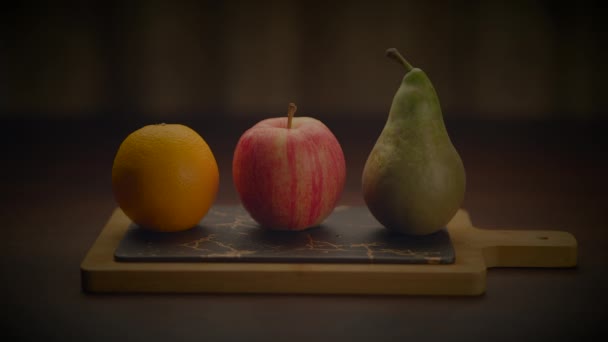 Farbenfroher Bio Rohfrucht Snack Auf Holztisch — Stockvideo