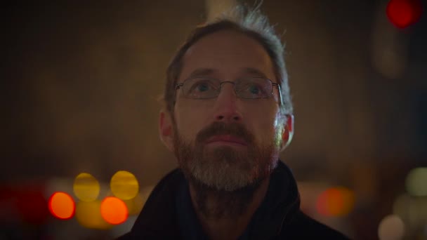 Mężczyzna Osoba Myślenie Patrząc Kolorowe Miejskie Neon Światło Zewnątrz — Wideo stockowe