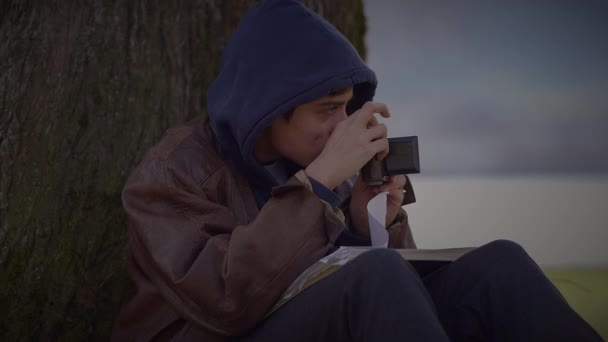 男性摄影师使用相机摄影自然树户外 — 图库视频影像
