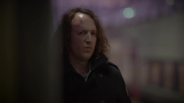 Portretul Tânărului Bărbat Gândind Îngrijorat Călătorie Pierdută — Videoclip de stoc