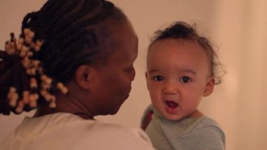 Mutlu Genç Çocuğun Çocuk Bakımı Sahnesi Komik ve Neşeli