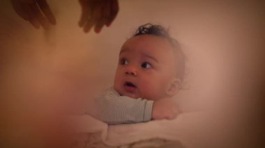 Evde Oynayan Oyuncak Bebek Çocuk Oynuyor