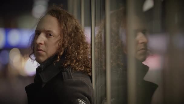 Людина Довгим Кучерявим Волоссям Всередині Залізничної Станції Спостерігаючи Людьми — стокове відео