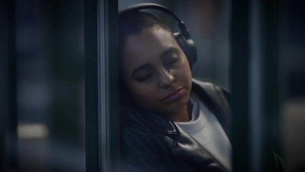 Продумана Жінка Думає Про Життя Носити Навушники Прослуховування Музики — стокове відео