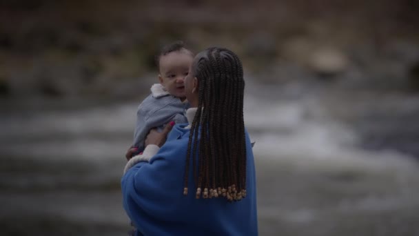 Lycklig Kvinna Som Tar Hand Det Nyfödda Barnet Moderskapet — Stockvideo