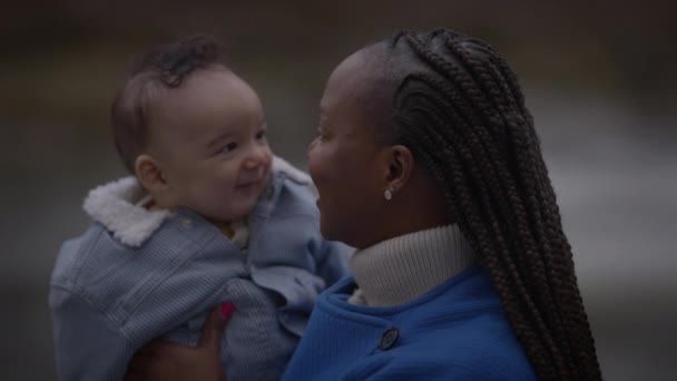 Mamă Ținând Copil Copil Băiat Afară Bucurându Viața Familie — Videoclip de stoc