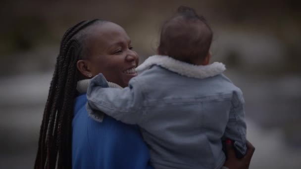 Mujer Feliz Cuidando Del Recién Nacido Durante Maternidad — Vídeos de Stock