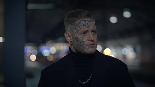 Intimiderende Maverick Rebel Man Met Hoofd Gezicht Tatoeages Provocerende Stijl — Stockvideo