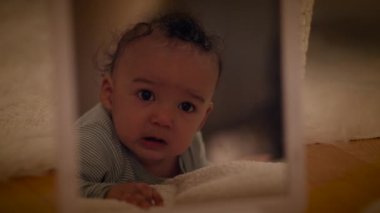 Mutlu Genç Çocuğun Çocuk Bakımı Sahnesi Komik ve Neşeli