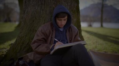 Genç Yaratıcı Erkek Sanatçı Parkta Çizim Yapıyor 