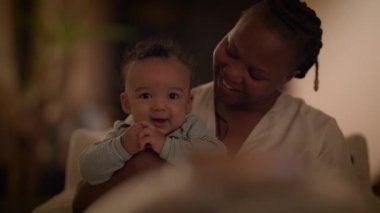 Mutlu Genç Çocuğun Çocuk Bakımı Sahnesi Komik ve Neşeli