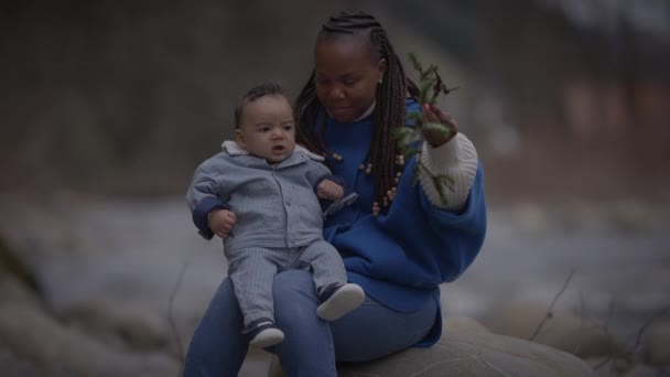 Madre Sosteniendo Niño Pequeño Afuera Disfrutando Vida Familiar — Vídeos de Stock
