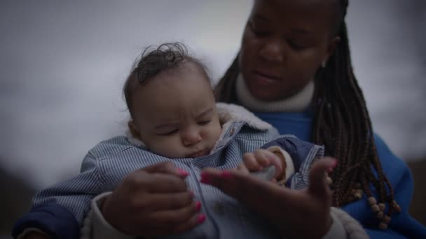 Mor Som Håller Barn Pojke Utanför Njuter Familjelivet — Stockvideo