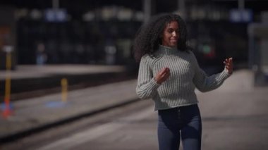 Dramatik Duygusal Serbest Dans Hareketi Gösteren Kadın Kişisinin Şehir Yaşamı Portresi 