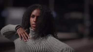 Dramatik Duygusal Serbest Dans Hareketi Gösteren Kadın Kişisinin Şehir Yaşamı Portresi 