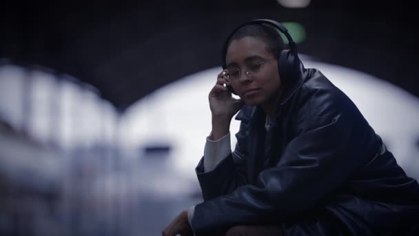 Wanita Yang Bijaksana Berpikir Tentang Hidup Memakai Headphone Mendengarkan Musik — Stok Video