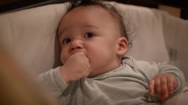 Mutlu Genç Çocuğun Çocuk Bakımı Sahnesi Komik ve Neşeli